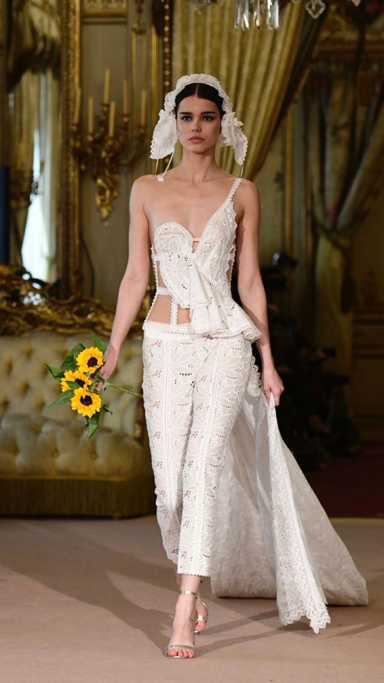 Una modelo desfila con diseño de Tony Bonet, del colectivo de Moda Adlib