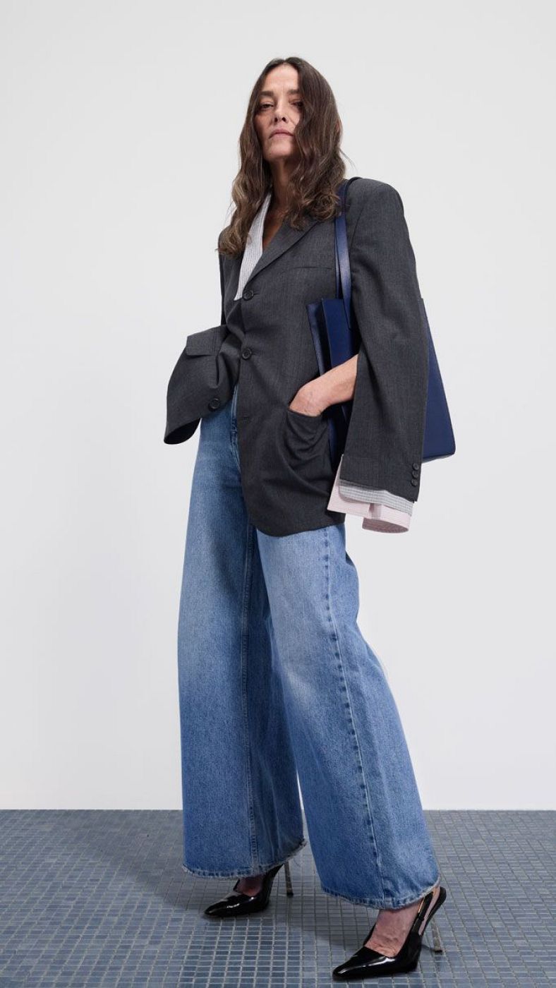 La modelo Laura Ponte posa con prendas de Moisés Nieto