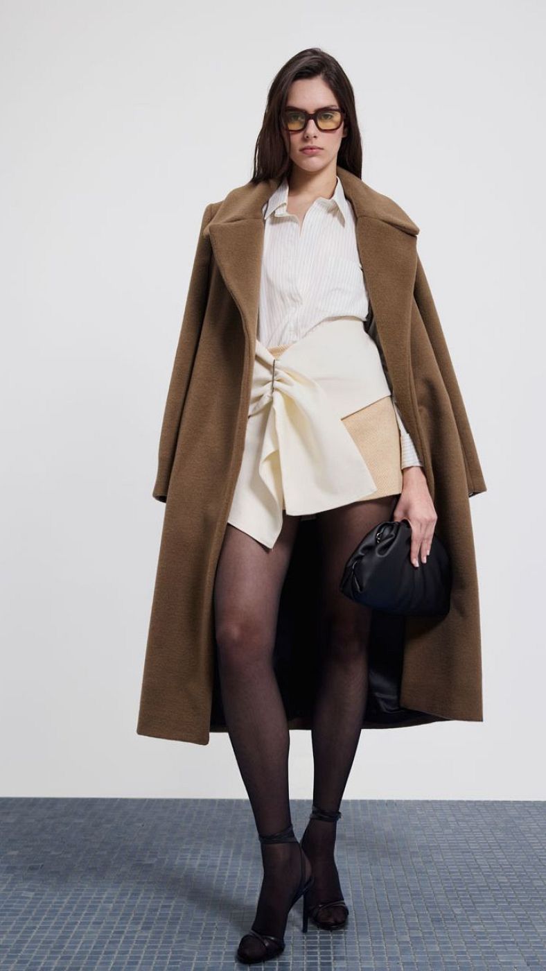 Una modelo posa con las colección de Moisés Nieto