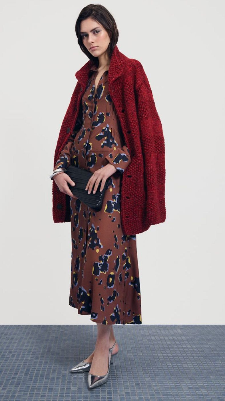 una modelo posa con la colección de Moisés Nieto