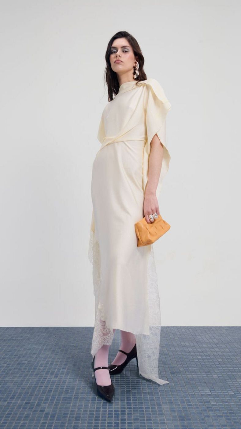 una modelo posa con la colección de Moisés Nieto