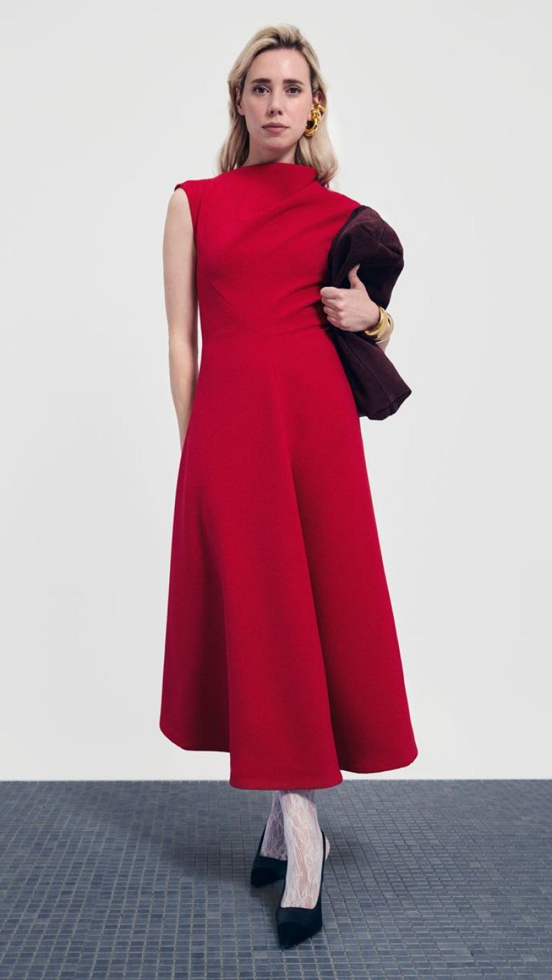 Una modelo posa con la colección de Moisés Nieto