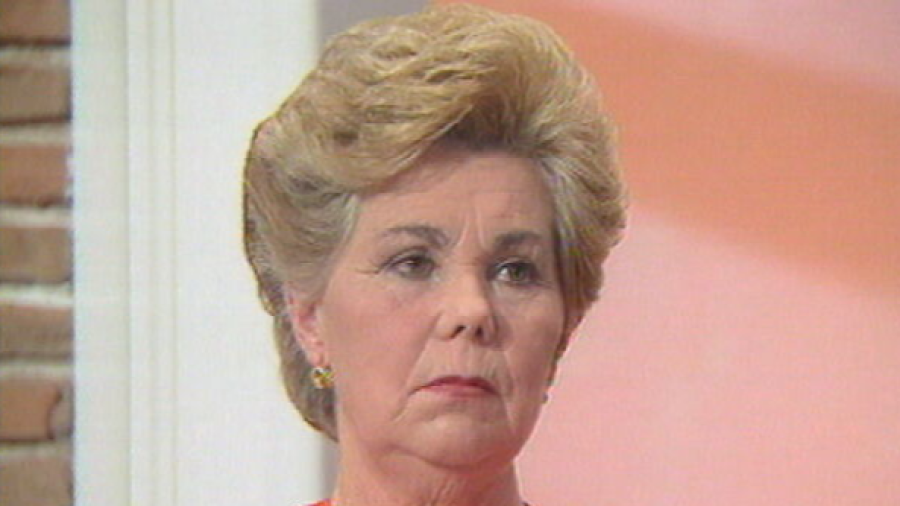 Imagen de Ana Orantes en televisión, con blusa rojiza y expresión seria.  Posiblemente Canal Sur, 6 de diciembre de 1997.