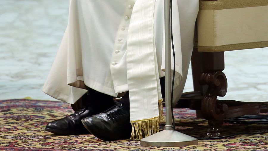 Detalle de los zapatos del papa Francisco en su primera audiencia con periodistas en la Ciudad del Vaticano.