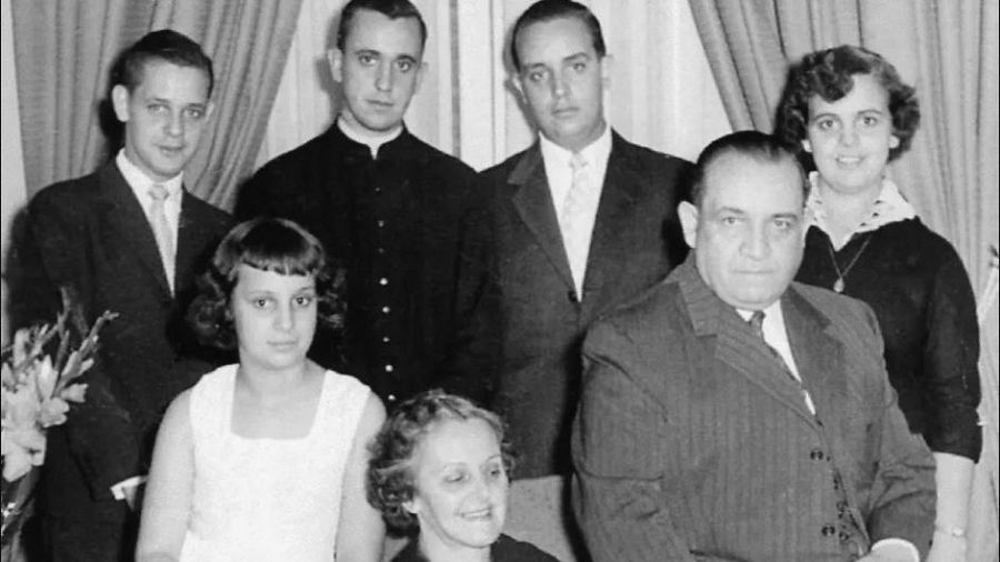Jorge Mario Bergoglio (arriba segundo a la izquierda) junto a su familia