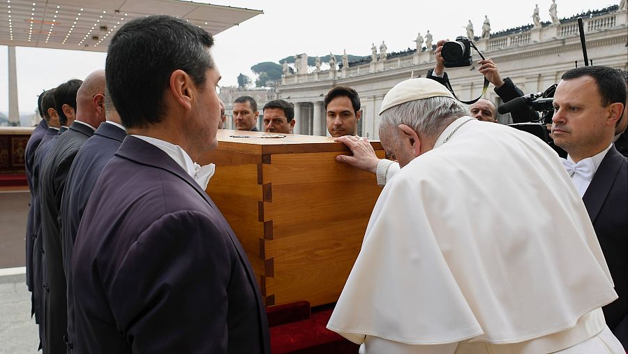 El Papa Francisco preside el funeral del Papa Emérito Benedicto XVI en la Plaza de San Pedro, el 05 de enero de 2023