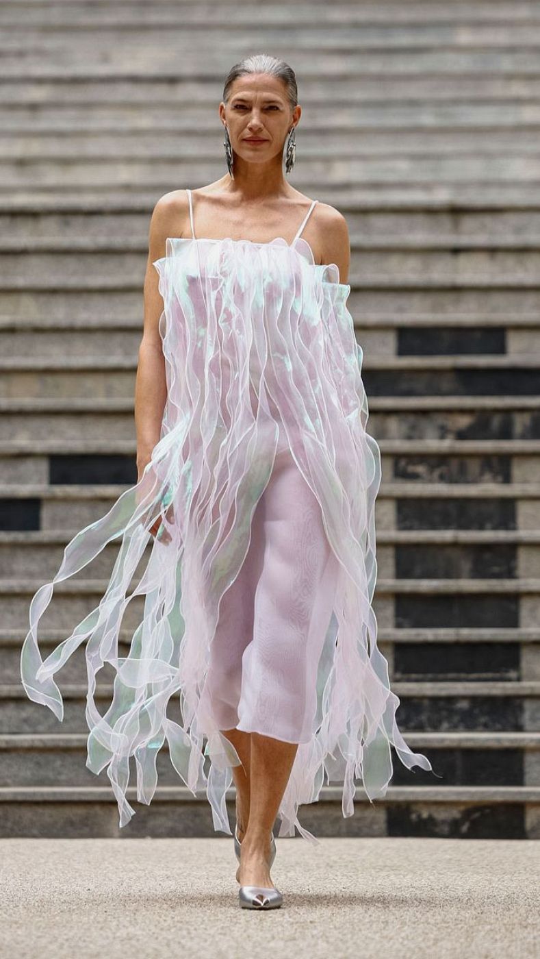 Imagen de la modelo Laura Sánchez en el desfile de Duyos