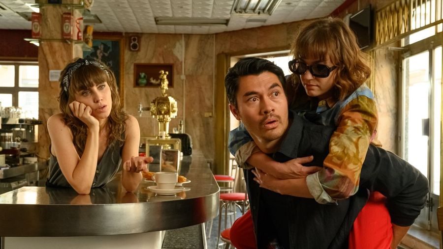 Aura Garrido, Henry Golding y Beatrice Grannò, en 'Daniela forever'.