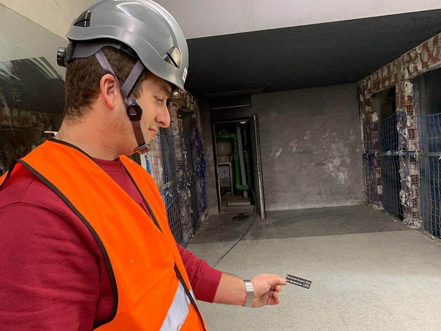 Javier Baldoví visita por primera vez el edificio de Campanar donde tiene su vivienda y contempla la placa de su buzón