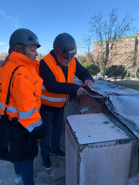 Angelita y José Luis vuelven al edificio incendiado de Campanar en el que vivían y al que esperan poder regresar