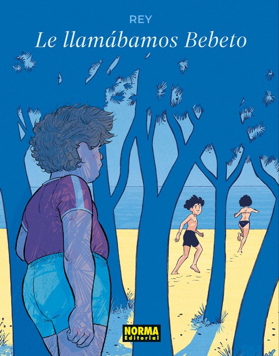 Ilustración de la portada de un cómic infantil ambientado en una playa, con tres niños, uno de ellos parcialmente oculto tras unos árboles.