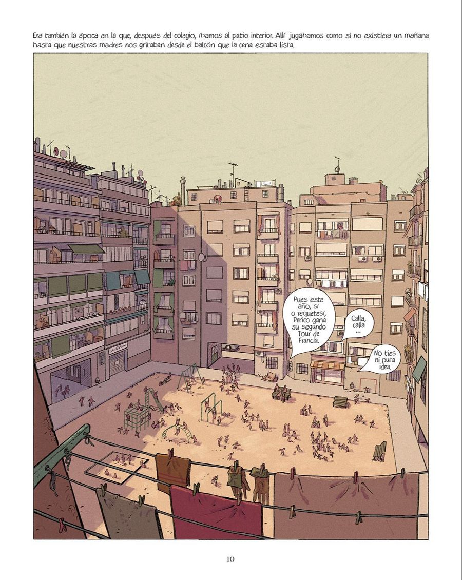 Niños jugando en un patio interior visto desde un balcón; ropa en un tendedero y bocadillos de texto con diálogo infantil evocan una escena doméstica nostálgica.