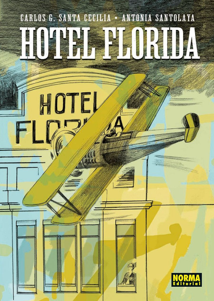 Portada de cómic: biplano amarillo sobre un hotel, una figura en una ventana observa. Estética de época.