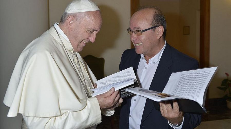 José Manuel Vidal y el papa Francisco bromeando en uno de sus encuentros.