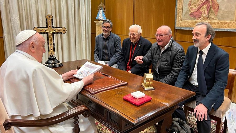 El papa Francisco recibe en Santa Marta a la redacción de Religión Digital y al padre Ángel.