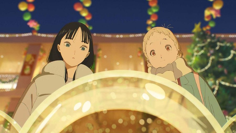 Dos chicas anime observan una esfera brillante en una escena navideña con luces y un árbol de Navidad.