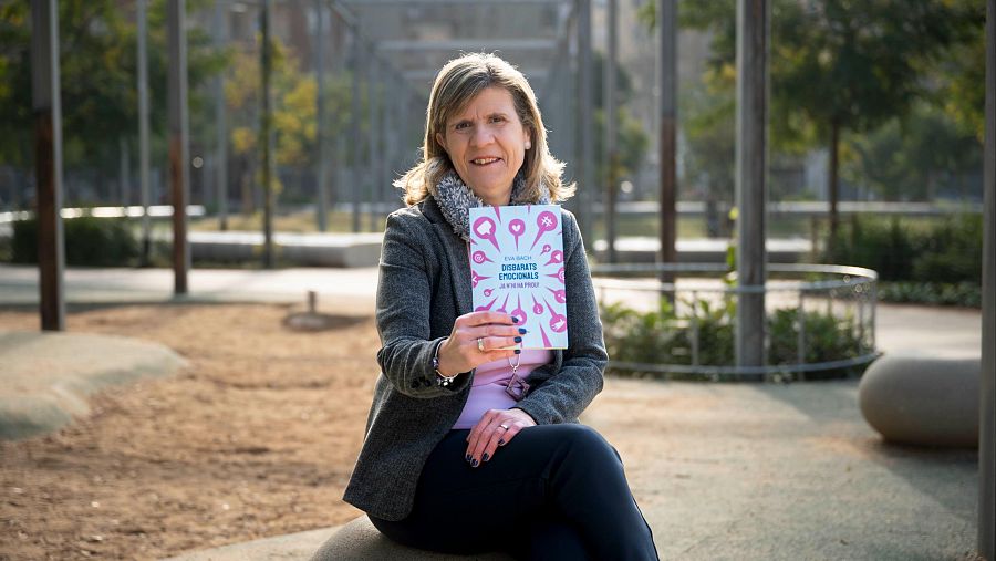 Eva Bach amb el seu llibre 'Disbarats emocionals'