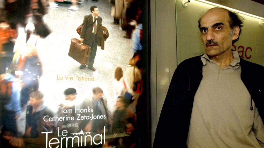 Karimi Nasseri junto al cartel de la película 'La terminal'