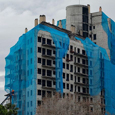 Continúan los trabajos de desescombro en el edificio incendio en el barrio de Campanar de Valencia