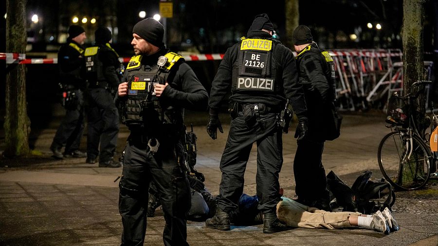 Agentes de policía detienen al presunto autor de los hechos