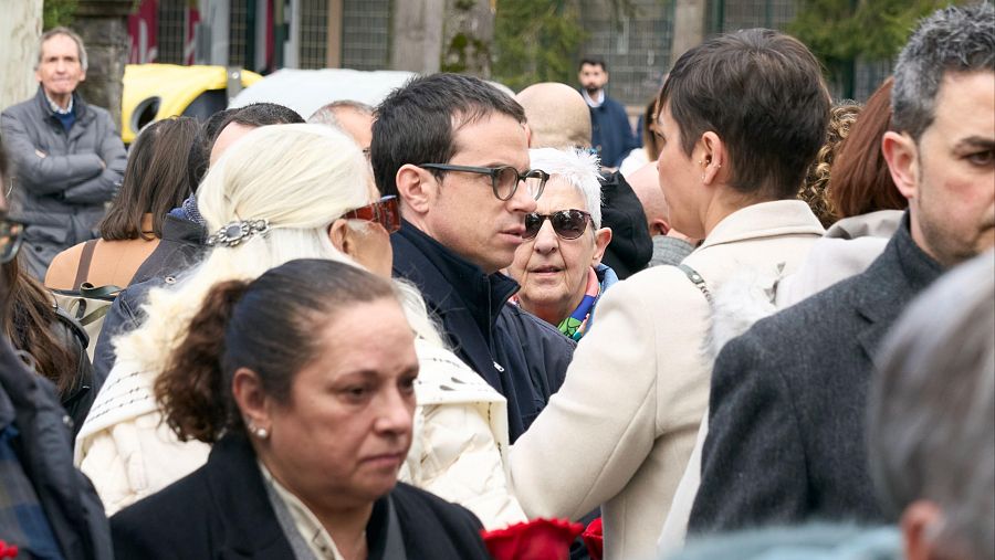 La madre de Jorge Díez insta a los políticos Peio Otxandiano y Rocio Vitero a marcharse de la ofrenda floral