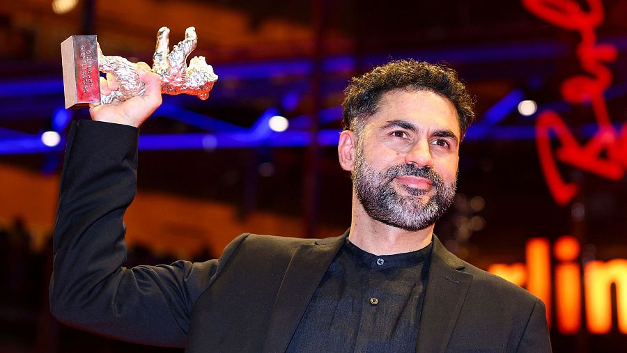 El director Gabriel Mascaro posa con el Oso de Plata del Gran Premio del Jurado por en la 75 Berlinale