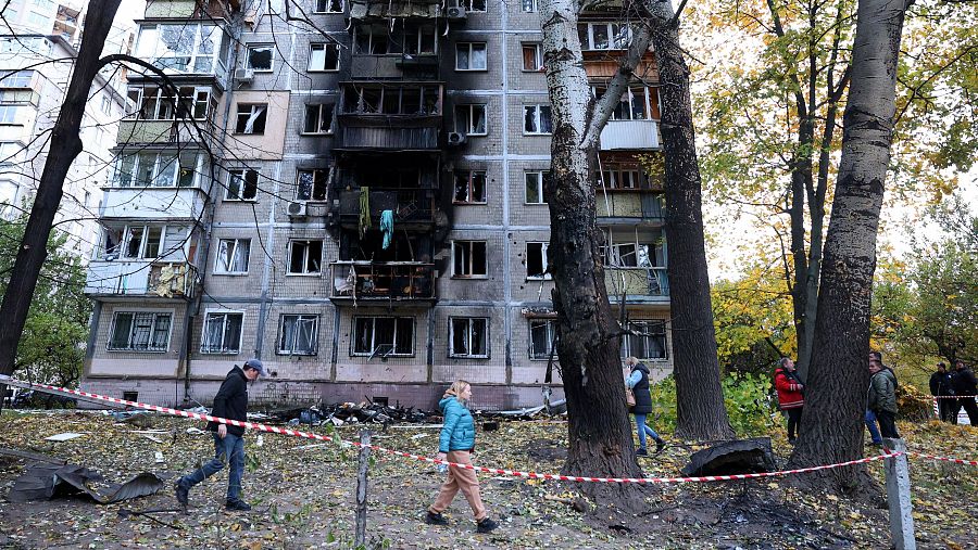 Vecinos cerca de edificio atacado en Kiev