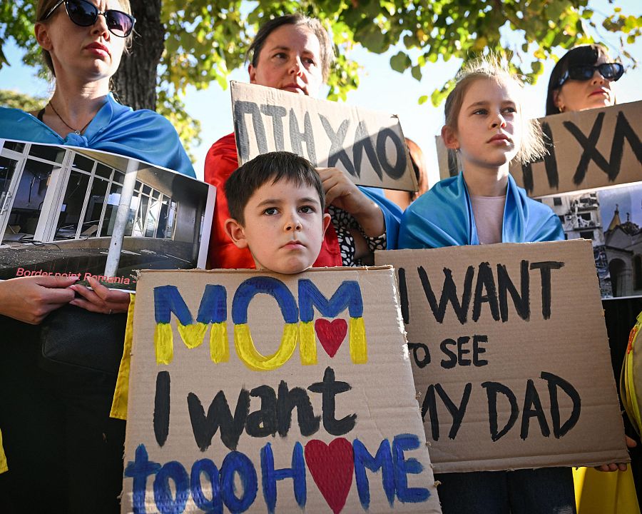 Refugiados ucranianos ante la Embajada de Rusia en Rumanía