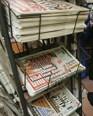 Ejemplares de la prensa alemana con la imagen del príncipe Enrique asistiendo a una fiesta vestido de nazi