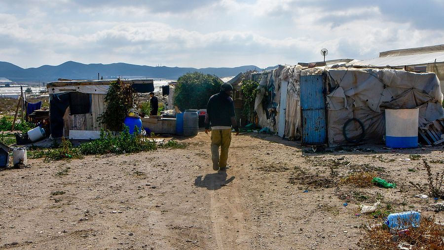 Desalojan a casi 60 migrantes de chabolas de Níjar (Almería), entre ellos varios menores, sin apoyo asistencial