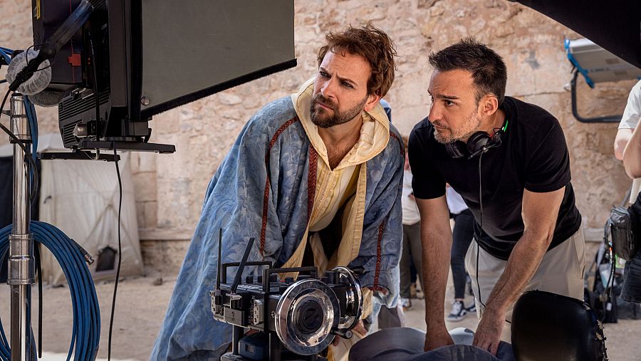 Alessandro Borghi y Alejandro Amenábar, durante el rodaje de 'El cautivo'.