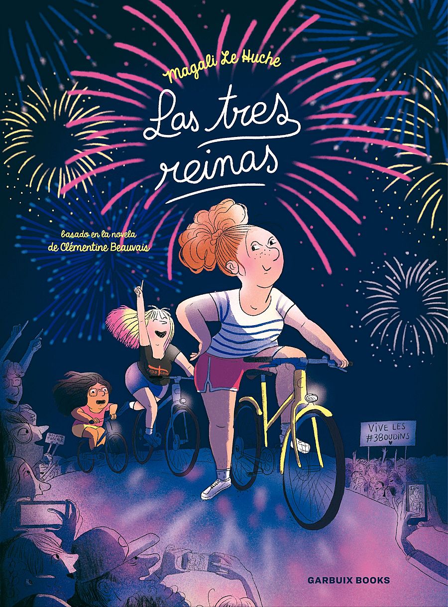 Tres chicas en bicicleta, con un fondo de fuegos artificiales y una multitud.  Una de ellas tiene el pelo rojizo recogido en un moño alto y viste camiseta a rayas.