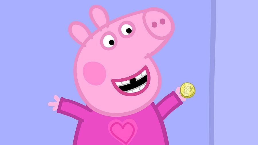 Peppa Pig, en pijama rosa, sonríe mostrando un diente faltante mientras sostiene una moneda dorada.  Fondo lila.