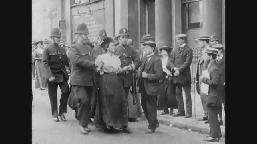 Imagen sufragista británica detenida