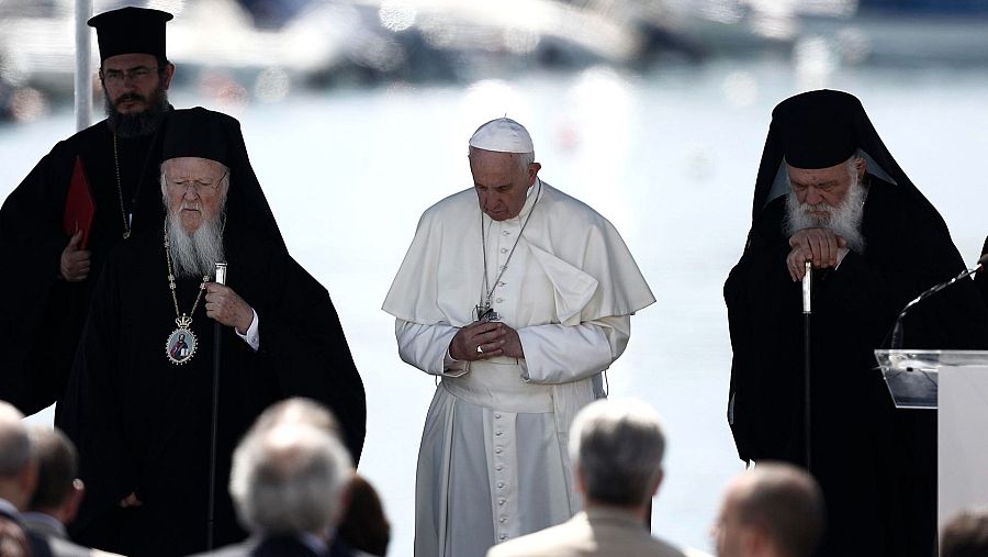 El papa en Lesbos junto con el patriarca ortodoxo ecuménico de Constantinopla Bartolomé I