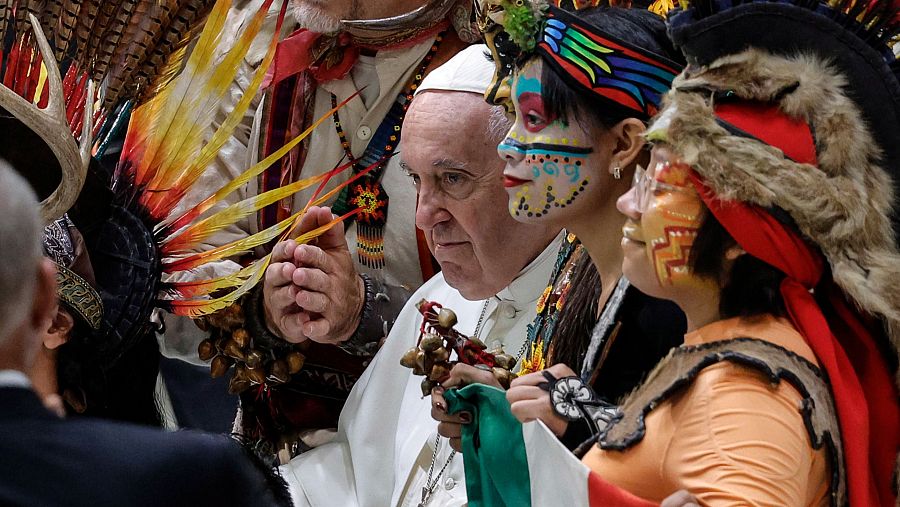 El papa Francisco con un grupo de indígenas