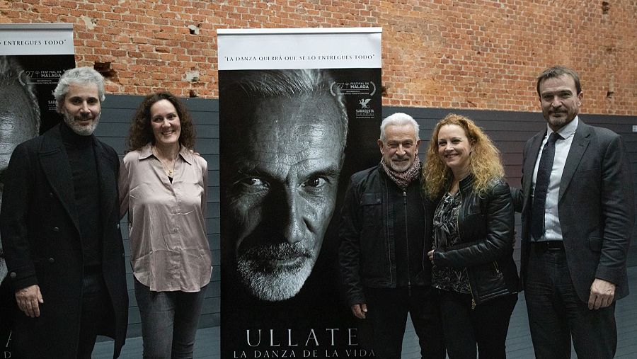 Ullate con el equipo de la productora y el director de 'Imprescindibles', ayer en el preestreno en Cineteca