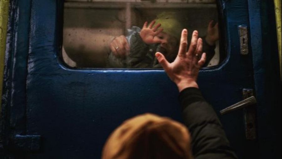 Fotografía de Emilio Morenatti, en la que se ve a un bebé en un coche.