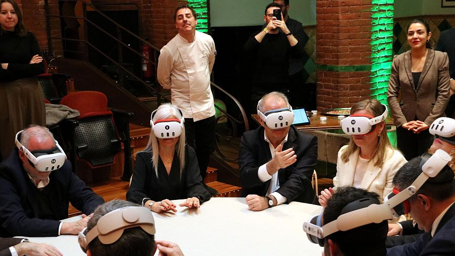 Autoritats en l'experiència organitzada pel Celler de Can Roca i la Mobile World Capital | María Belmez