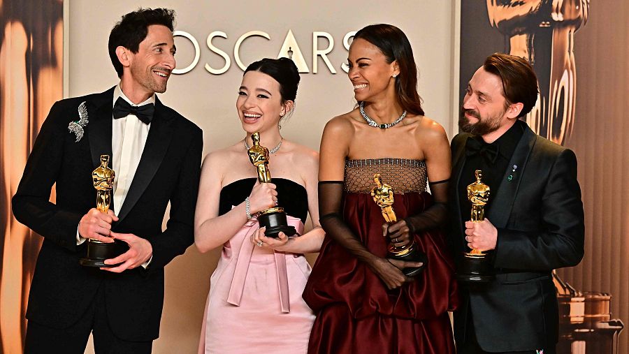 Adrien Brody, Mikey Madison, Zoe Saldaña y Kieran Culkin, con sus respectivos Oscar