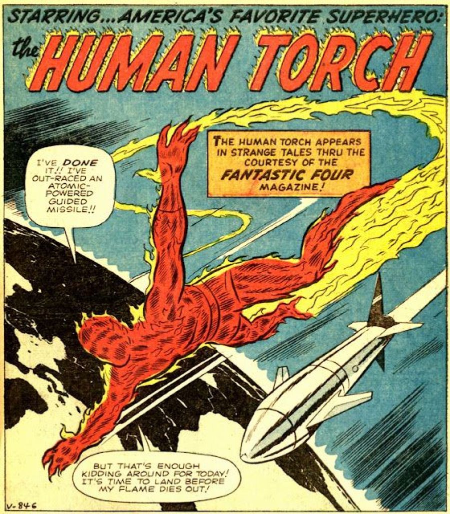 La Antorcha Humana, envuelto en llamas, vuela sobre la Tierra dejando una estela ígnea, superando a un misil. Tres bocadillos muestran sus diálogos.