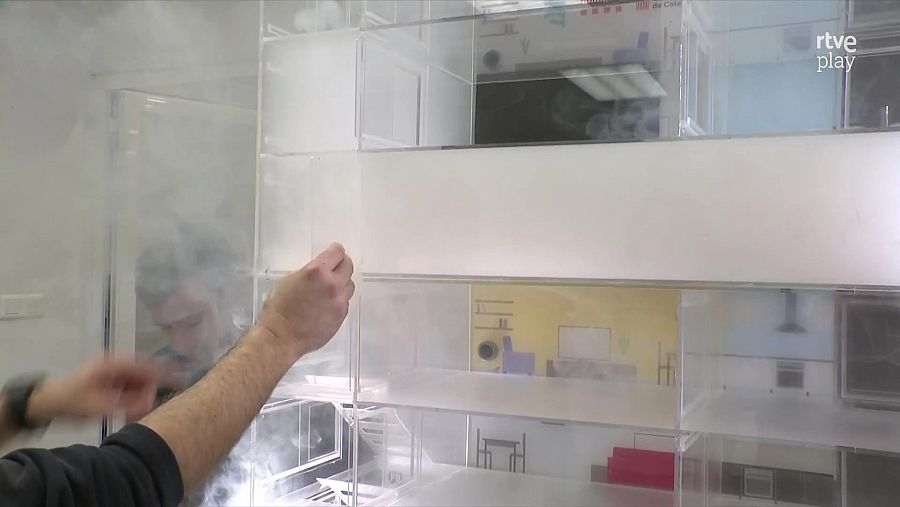 És fonamental no obrir la porta per evitar que entri el fum de l'incendi.