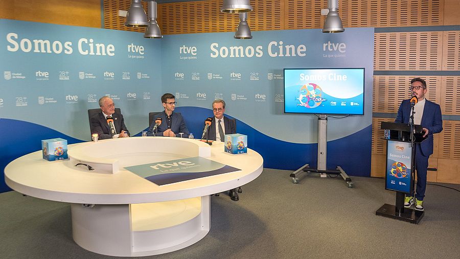 Sergio Calderón, director de TVE, durante la firma del convenio