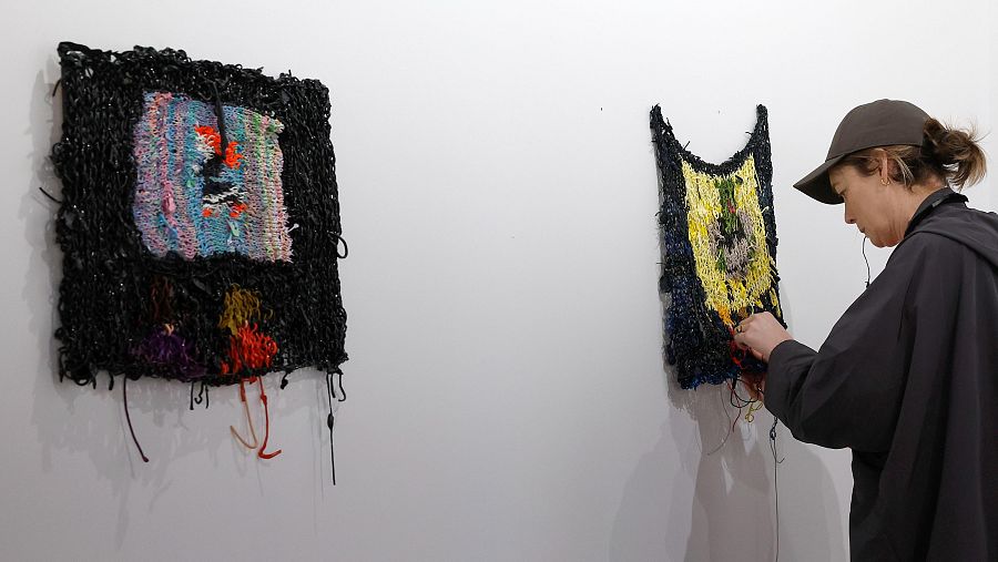 Obras textiles en una galería en ARCO