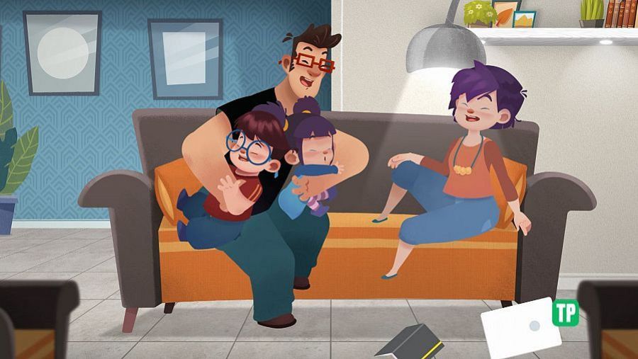 Padre con gafas rojas abraza a sus hijas en un sofá naranja. La madre sonríe, y la sala tiene una pared azul con cuadros y una planta.