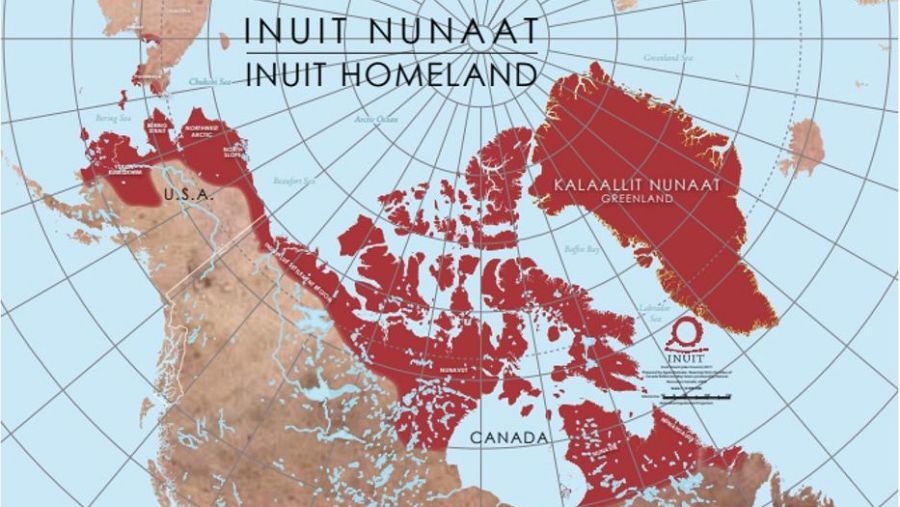 Mapa mostrando la extensión de la patria Inuit (Inuit Nunat), destacando en rojo oscuro territorios en Alaska, Canadá y Groenlandia. Incluye etiquetas geográficas y un símbolo inuit.