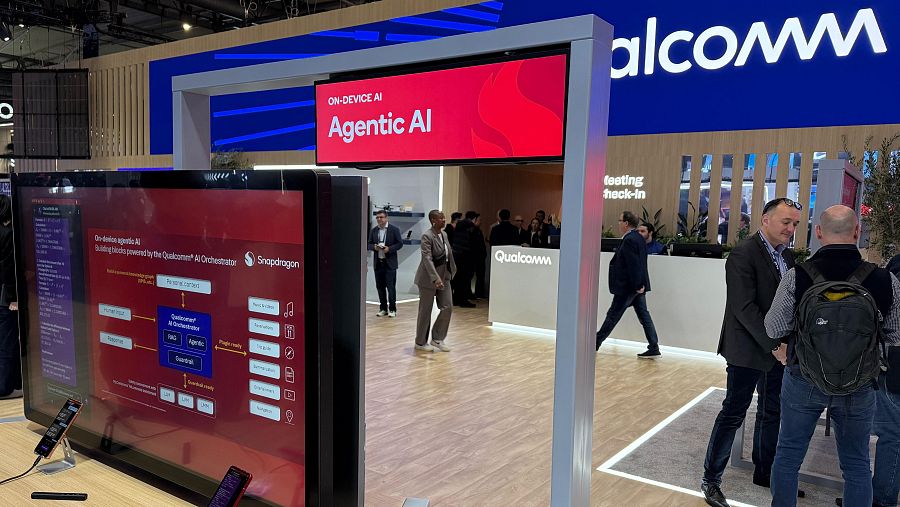 Stand de Qualcomm en evento tecnológico mostrando 