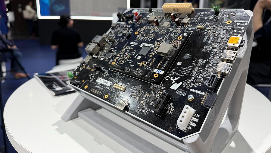 Placa de circuito impreso negra con el texto 