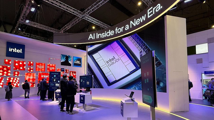 Stand de Intel con pantalla principal mostrando el procesador Gaudi y el eslogan 