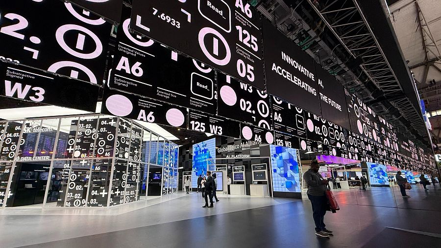 Amplio espacio con pantallas mostrando gráficos y texto (ej. 